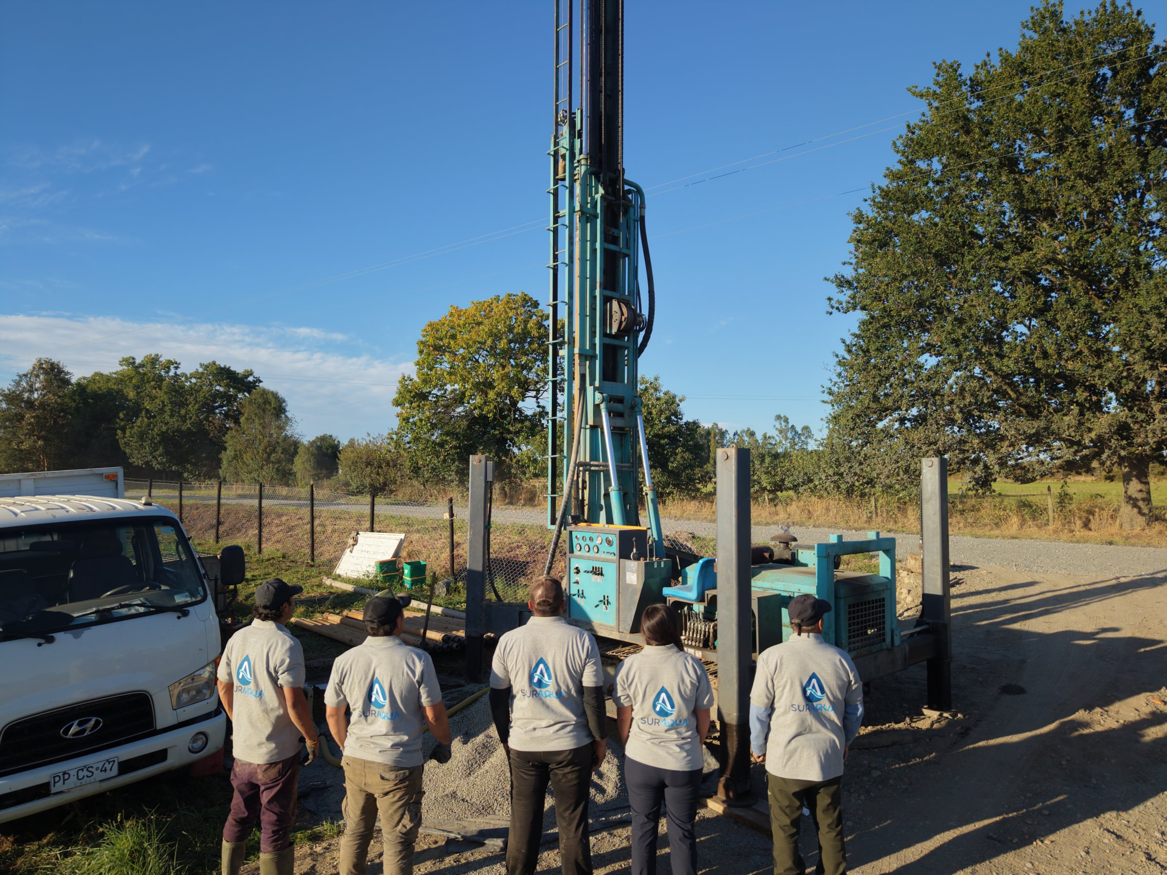 Equipo de Pozos Sur Aqua junto a la perforadora