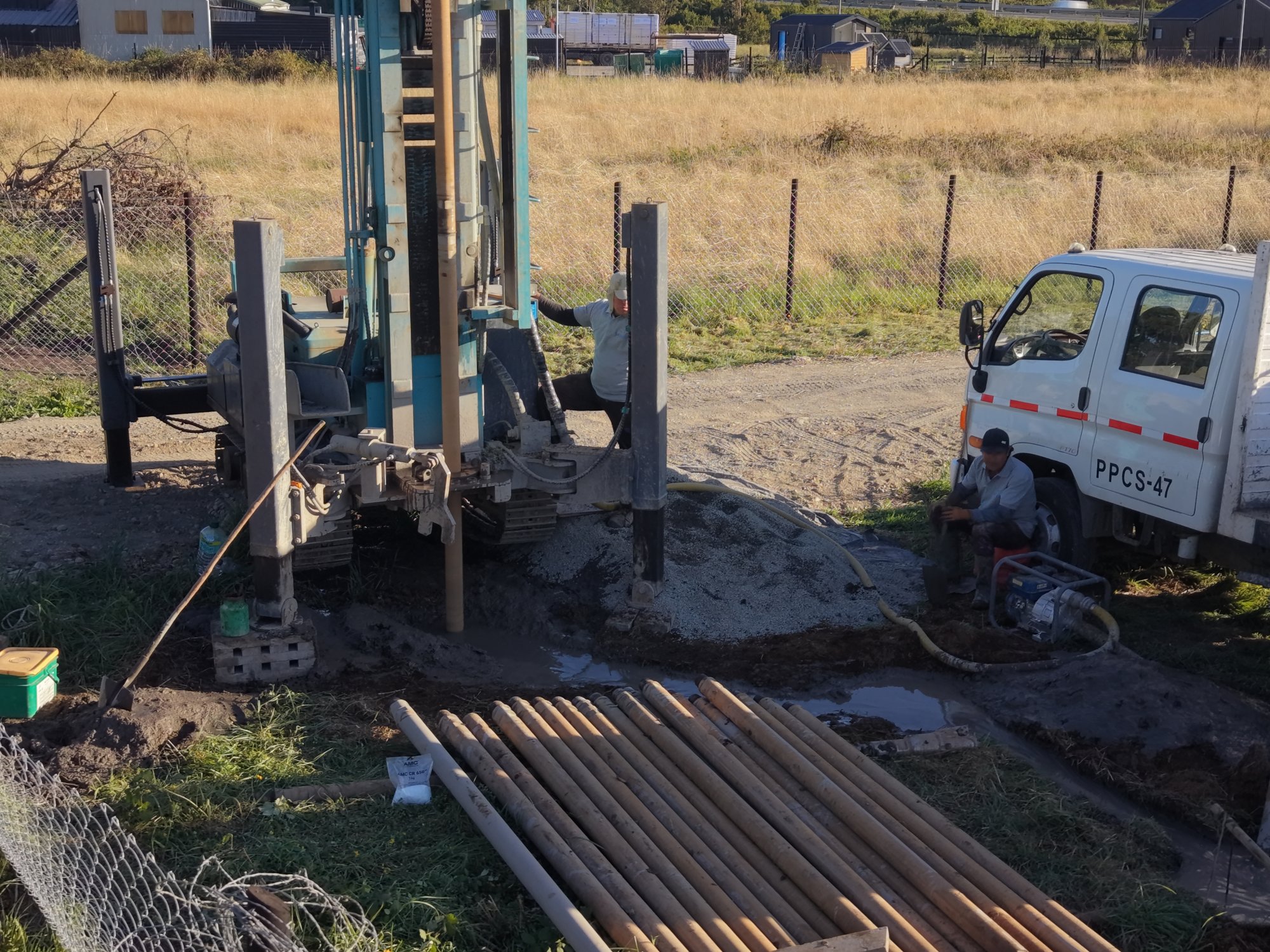 Maquinaria realizando una perforación de pozo