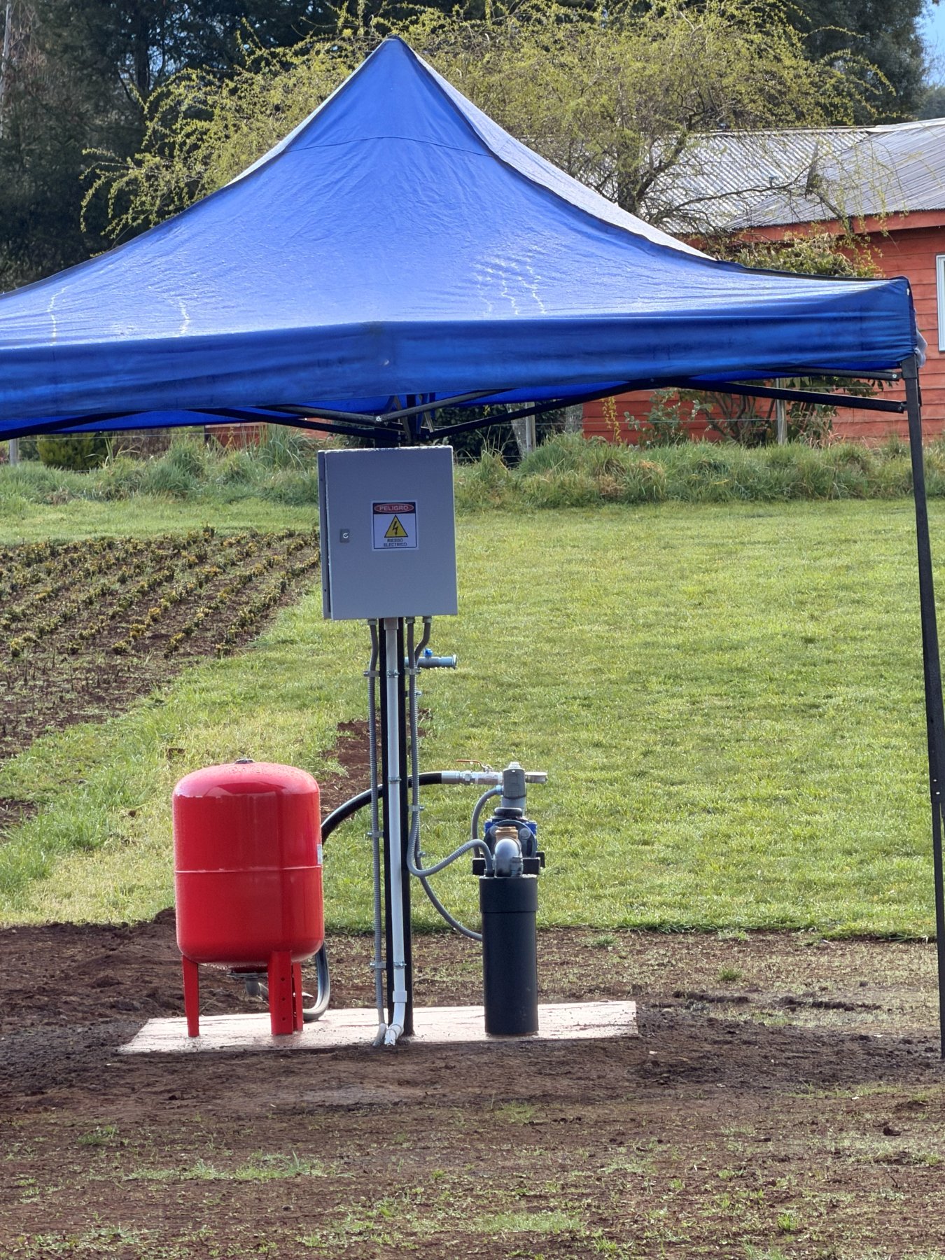 Pozo con sistema de bombeo instalado